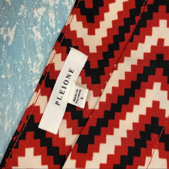 Pleione Chevron Sleeveless Tie Back Blouse - Picture 3 of 9